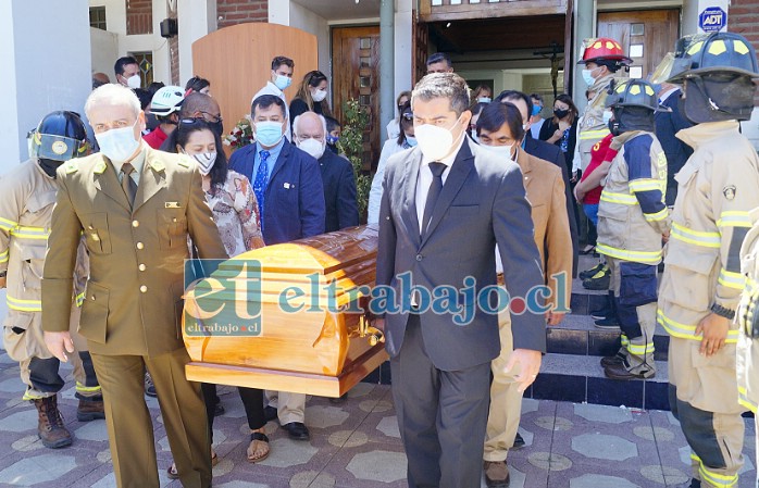 DIGNA DESPEDIDA.- El Círculo de Alguaciles y la Quinta Compañía de Bomberos de Los Andes, entre autoridades locales, dieron una digna despedida al empresario.