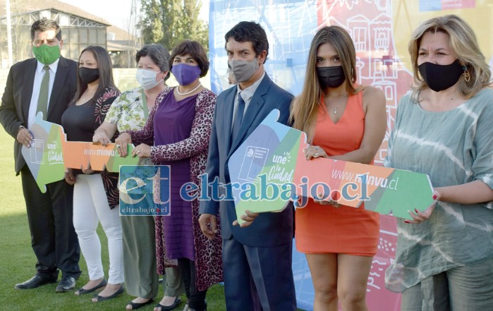 UN FINAL FELIZ.- En grupos pequeños cada una de las familias convocadas recibieron las llaves de sus casa propia, las autoridades hicieron la entrega.