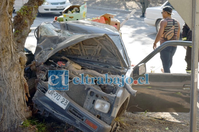 TREMENDA COLISIÓN.- Así quedó el vehículo tras la potente colisión contras este árbol, el conductor fue rescatado ileso.