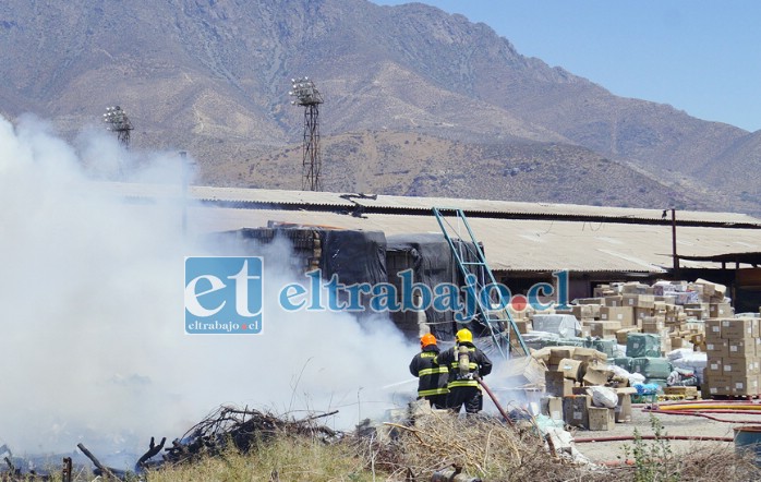 Bomberos debió trabajar intensamente atacando el fuego.