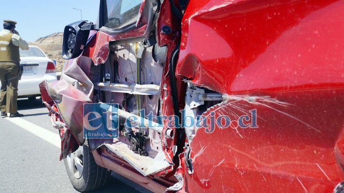 ¿CONDUCCIÓN TEMERARIA?- Así quedó la puerta de este auto menor luego que el pesado camión la hiciera trizas por intentar adelantarle.