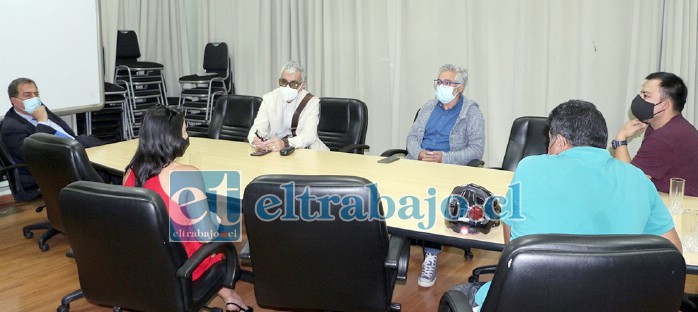 El alcalde Christian Beals, junto a los concejales Igor Carrasco y Juan Carlos Sabaj, en reunión con integrantes de la agrupación Aconcagua Pedalea.