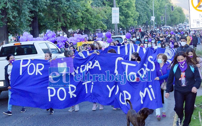 TODOS CON SANDRA.- Cerca de 800 personas se dieron cita la tarde y noche de este viernes en las principales calles de San Felipe para expresar su rabia por la muerte de la profesora sanfelipeña Sandra Pizarro.