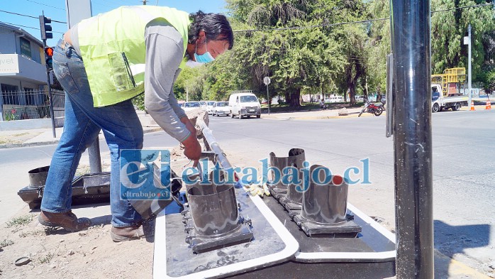 VIOLENCIA SIN SENTIDO.- Un empleado de la empresa encargada de este tipo de artefactos recogía la mañana de este martes los restos de los semáforos.