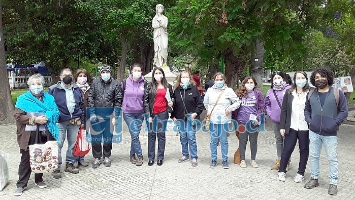 Integrantes de la Asociación ‘Yo Cuido’ presentes en la Plaza de Armas de San Felipe dando a conocer a la comunidad la labor que desarrollan.