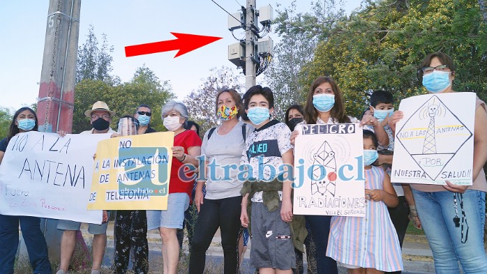 PROTESTAN POR ANTENA.- Vecinos de Villa El Señorial protestaron la tarde de ayer miércoles en la placita de Avenida Julio Montero con calle Ejército Libertador, contra la antena de telefonía celular a sus espaldas, pesado artefacto que la empresa WOM instaló en un poste de Chilquinta sin consultar a los vecinos.