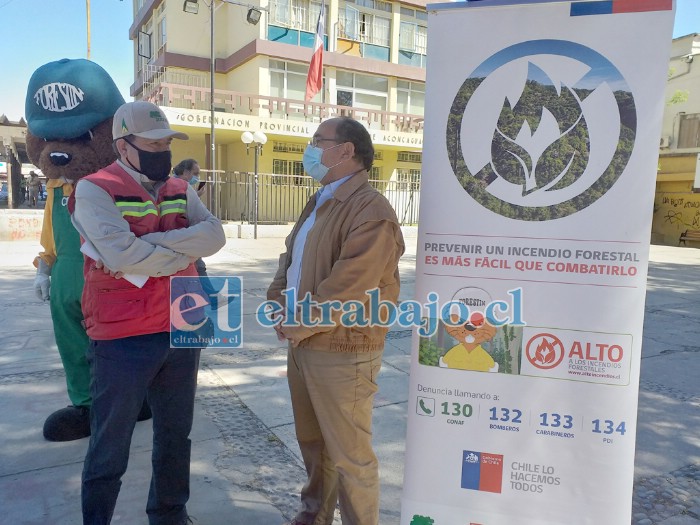 El gobernador Claudio Rodríguez y el director regional de Conaf, Sandro Bruzzone, dieron la noticia a través de un punto de prensa.