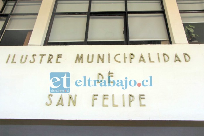 Funcionarios municipales a honorarios se declararon en estado de movilización a raíz del anuncio de despidos.