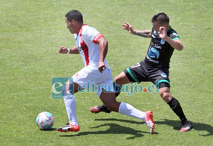 El trasandino-chileno Pablo Vergara intenta zafar de la marca de un defensor sureño. (Foto: Jaime Gómez Corales)