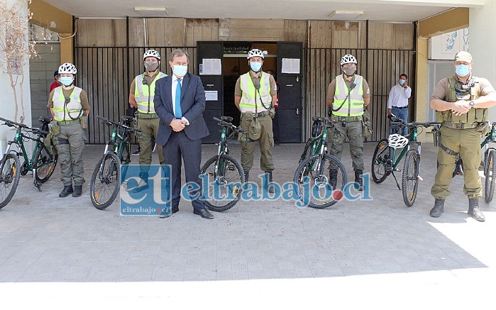 La Municipalidad entregó seis bicicletas a la Segunda Comisaría de Carabineros, lo que permitirá ampliar los patrullajes preventivos en el damero central de la comuna.