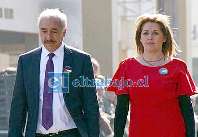 En la fotografía de archivo el alcalde Patricio Freire Canto y la concejala Patricia Boffa Casas desfilando juntos.