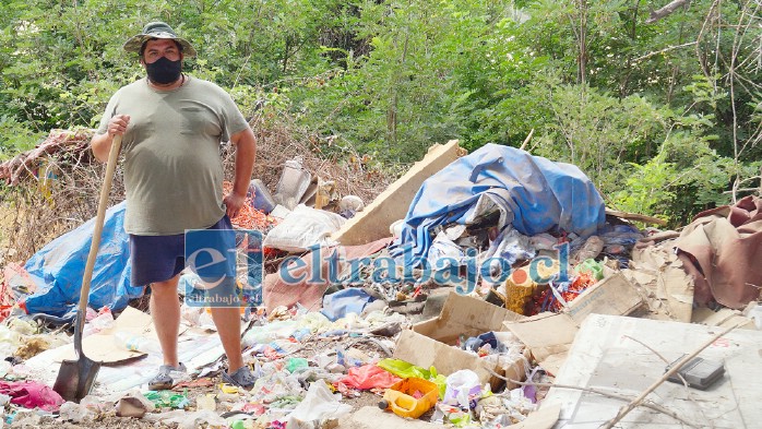 GRANDE MANOLO.- Manuel Orrego lleva días acopiando la basura que los gitanos acumularon a lo largo de dos años en la cancha deportiva San Alfonso, de La Troya.