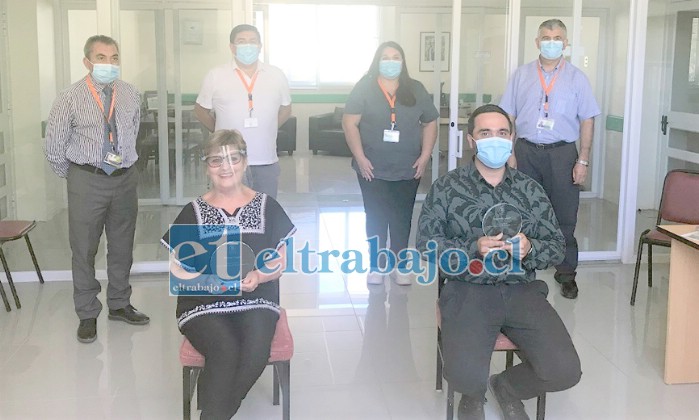 En una sencilla ceremonia se realizó la premiación de los ganadores del concurso literario, respetando las medidas sanitarias y de autocuidado.