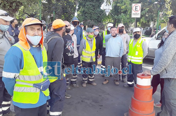 Los trabajadores reunidos después de conversar con el alcalde Christian Beals Campos.