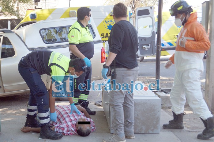 PUDO SER PEOR.- Junto a la enorme y pesada caja de control principal de semáforos fue atendido este conductor por paramédicos del SAMU, luego que se desvaneciera y perdiera el control de su camioneta.