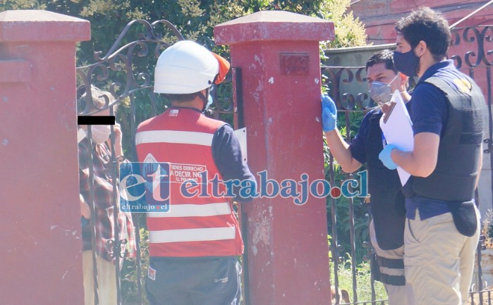 VECINA DETENIDA.- Oficiales de la PDI coordinan con la dueña de esta vivienda y un técnico de Chilquinta, la intervención al medidor de ella, pues los extranjeros vecinos reciben desde ahí la electricidad.