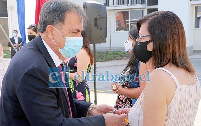 El alcalde suplente Christian Beals destacó durante la entrega de llaves, que son muchas las familias que por años lucharon para obtener su vivienda propia.