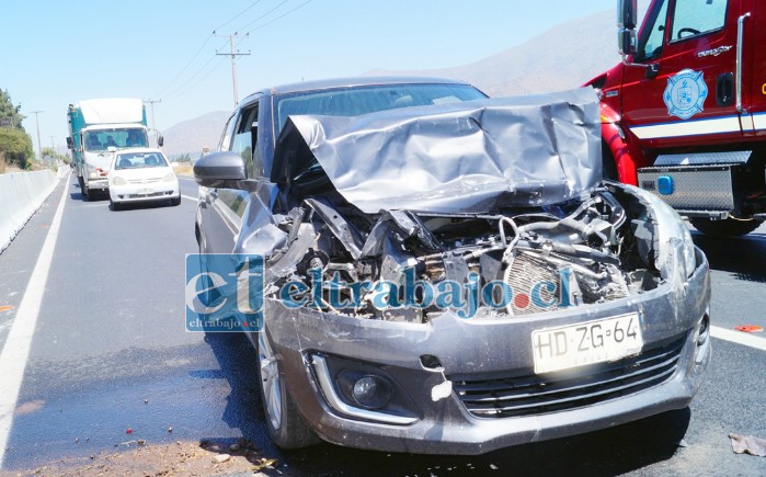 EL CHOQUE DEL DÍA.- Así quedó el vehículo que colisionó la camioneta 4X4, su conductor no se percató del tránsito diferido a raíz de los trabajos de mantenimiento en la ruta.