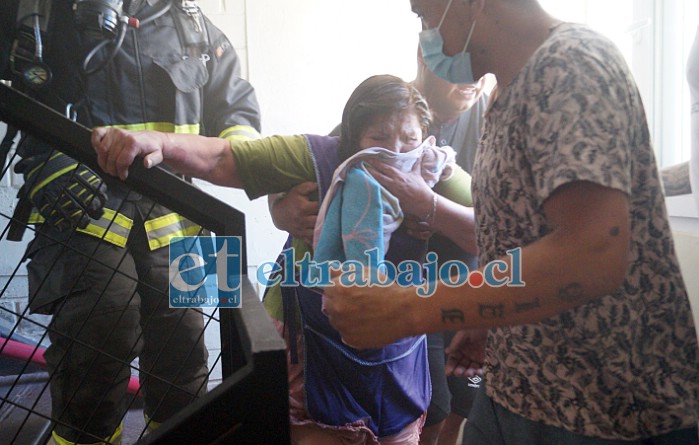 RESCATADA CON VIDA.- Doña Amelia Ramírez fue rescatada por bomberos y vecinos, no podía respirar y sus brazos y piernas presentaban graves quemaduras, ella estaba al cuidado de sus dos nietas gemelas de 4 años de edad.