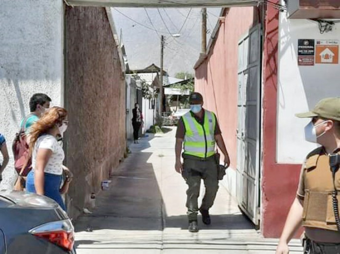 Personal de Carabineros en el domicilio de la mujer cuya causa de muerte se encuentra indeterminada. (Foto elconcagua.cl)