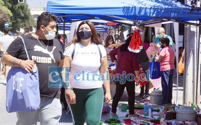 SAN FELIPE EFERVESCENTE.- Así lucía calle Prat la mañana de este martes, personas con mascarilla, con poco espacio para caminar y un comercio muy activo.