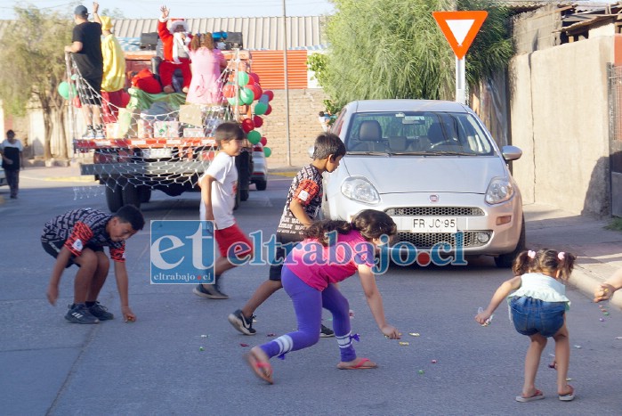 LOCURA POR LOS DULCES.- Las cámaras de Diario El Trabajo registran la alegría de los niños recogiendo los dulces que el Pascuero les trajo.