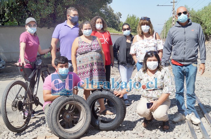 MALESTAR VECINAL.- Ellos son sólo una parte de los vecinos afectados por el áspero ripio que Fepasa echó en la entrada a Palomar, muchos autos resultaron dañados al ingresar.