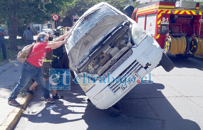 MANOS AMIGAS.- Transeúntes y personal de Bomberos procedieron a poner el furgón en su posición normal.