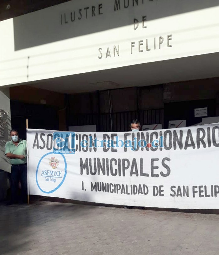 El lienzo de la Asociación de Funcionarios Municipales de San Felipe fue desplegado en el frontis del edificio consistorial.