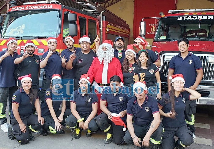 CON SUS DUENDES.- Aquí lo vemos con sus ‘Duendes’ de la 1ª Compañía de Bomberos.