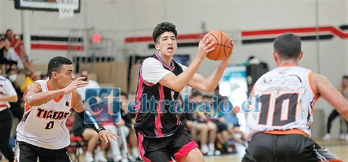 Raúl Amar en plena acción en un partido del torneo donde Miami Prep se tituló campeón.