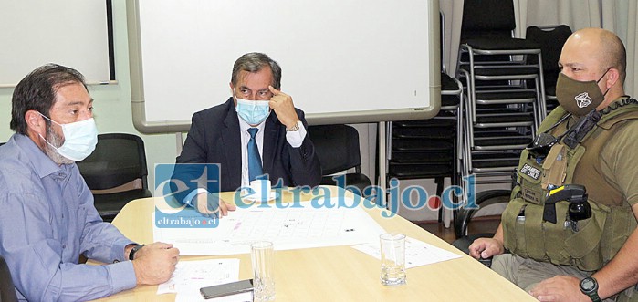 El alcalde Christian Beals junto al capitán Franco Herrera y personal municipal de fiscalización y del Departamento de Rentas.