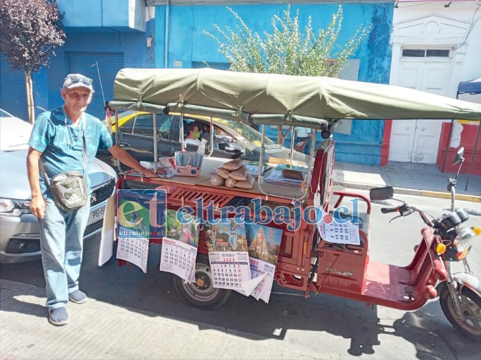 Daniel ‘Tola’ Cisterna junto a su carro instalado frente a distribuidora ‘Kiko’.