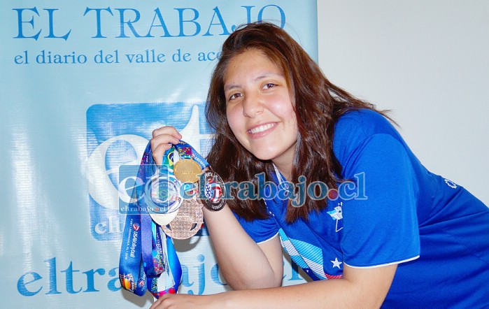 SUERTE GABRIELA.- En nuestra Sala de Redacción esta tremenda deportista sanfelipeña nos mostró sólo algunas de sus mejores medallas ganadas dentro y fuera de Chile.