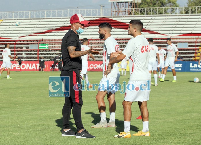 El ex seleccionado chileno hablando con los volantes Lanzini y Vergara.