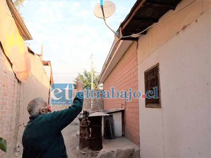 Don Ramón muestra la antena que fue instalada en su casa por el sujeto que se movilizaba en una camioneta de Direct TV Go. (Foto putaendoinforma.com)