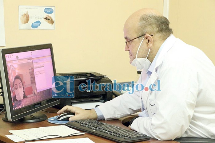 El programa de Salud Digital comenzó con atenciones de Neurología Adulto por parte del doctor Gonzalo Guajardo, neurólogo, quien desde su box de atención se conectó vía computador con sus pacientes.