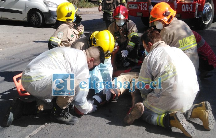 DOLOROSA NAVIDAD.- Las cámaras de Diario El Trabajo registran el trabajo de paramédicos en el lugar del accidente.