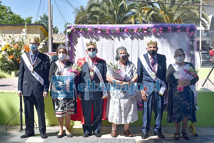 Las Reinas, Margarita Henríquez, María Anjarí y María Fernández, junto a los Reyes Luis Bruna, Humberto Flores y Hugo Herrera.