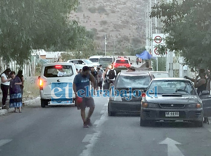 Acá vemos la presencia policial el domingo, auto con daños.