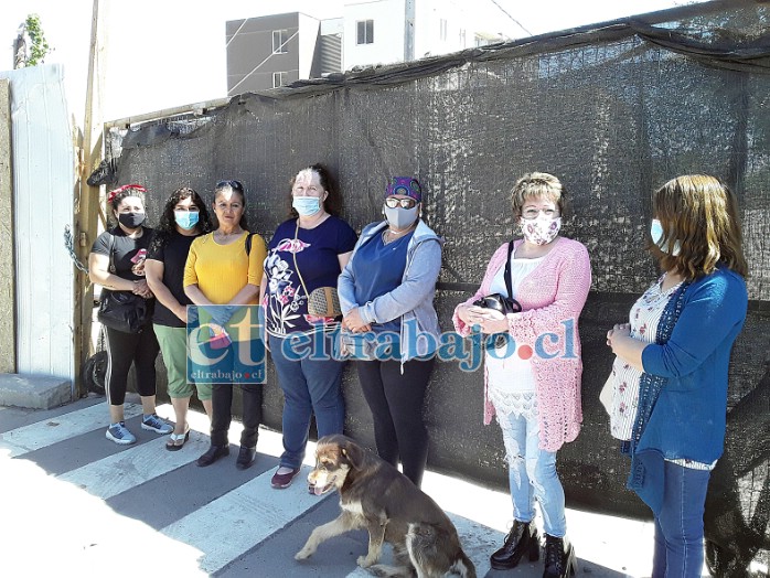 Acá el grupo de vecinas frente al portón de la entrada principal al condominio Jardines del Valle.