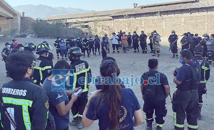 Personal de Bomberos se coordina para la búsqueda de la menor, todo esto antes que apareciera el video, recorrieron la ribera del río hasta Panquehue.