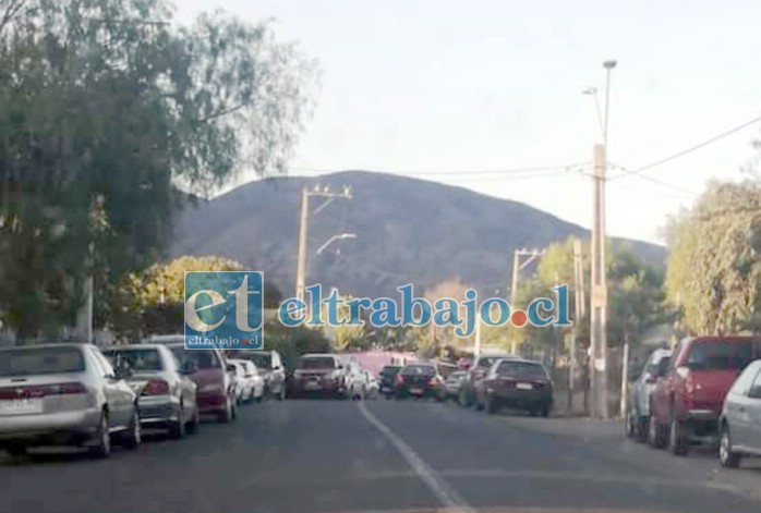 Vehículos afuera del recinto donde se estaba organizando el evento deportivo que reunió a unas 100 personas, algo que está prohibido en pandemia.