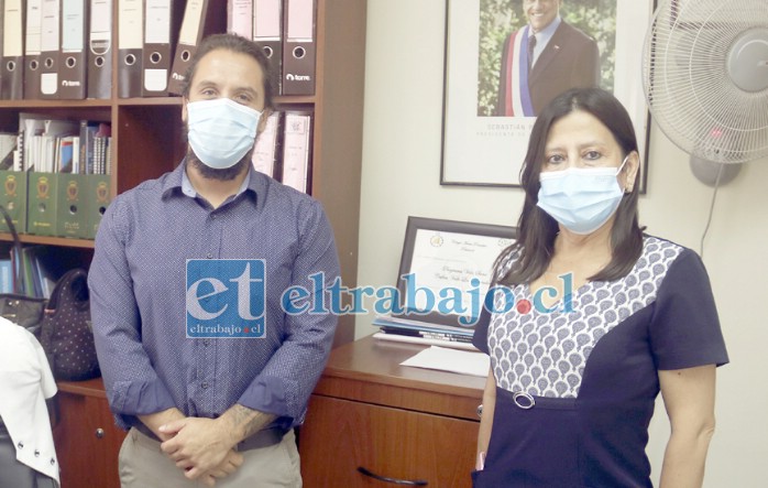 El nuevo director, Juan Madariaga, junto a la enfermera Mireya Ponce, quien se desempeñaba como directora.