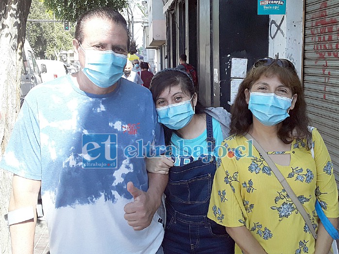 Luis Pardo junto a su familia caminando por el centro después de haber asistido a su jornada de terapia.