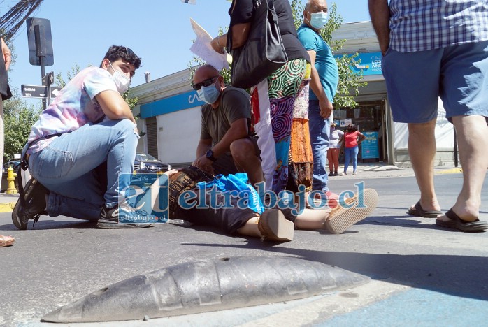 PELIGRO A LA VISTA.- En primer plano vemos la tacha con la que tropezó esta vecina, quien perdió el equilibrio y se estrelló contra el cemento.