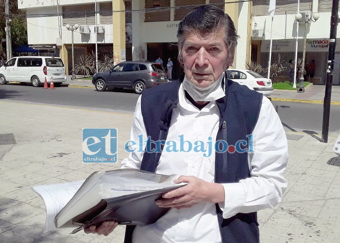 Tío Lalo en la plaza de armas de San Felipe, camino a la farmacia municipal Doctor Eduardo Valenzuela.