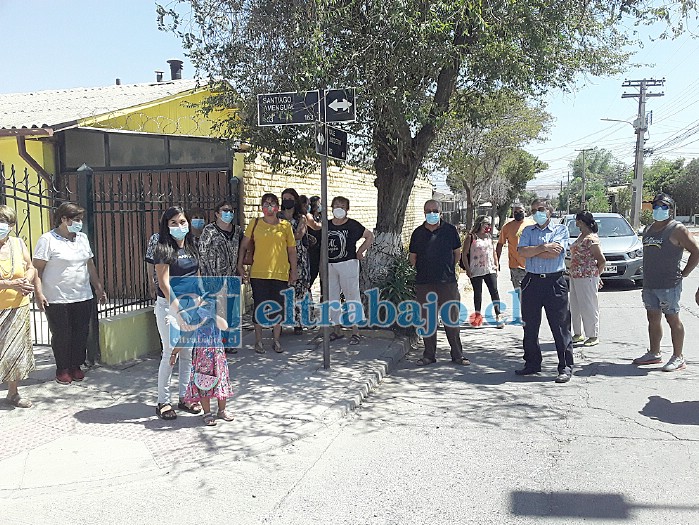 Los vecinos reunidos ayer en calle Justo Estay, protestando por mayor presencia policial.