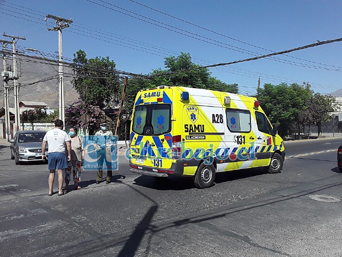 Carabineros, vecinos y la ambulancia, donde el adulto mayor atropellado estaba siendo atendido por personal de emergencia.