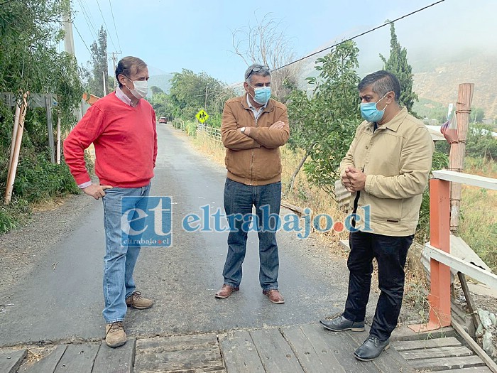 Diputado Luis Pardo acompañado por el Director Regional de Vialidad, Renzo Sanders, y el candidato a alcalde por la comuna de Llay Llay, Fernando Astorga.